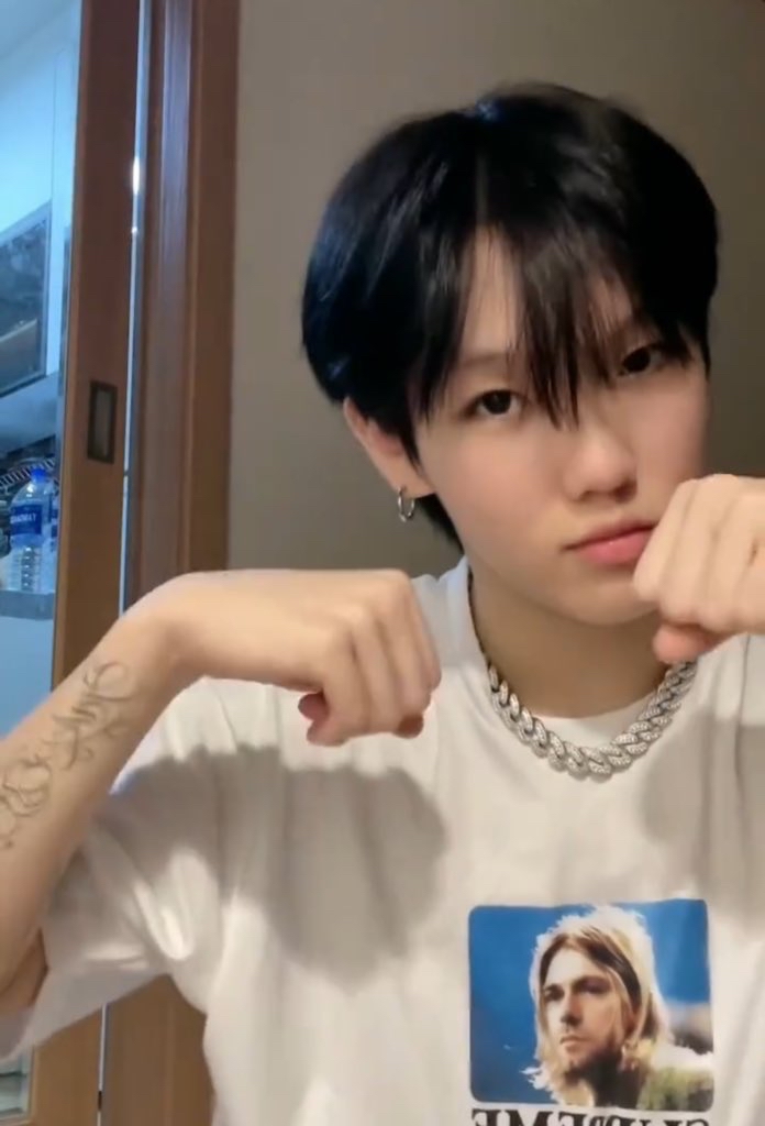 A moment captured by Xue Suren's fan