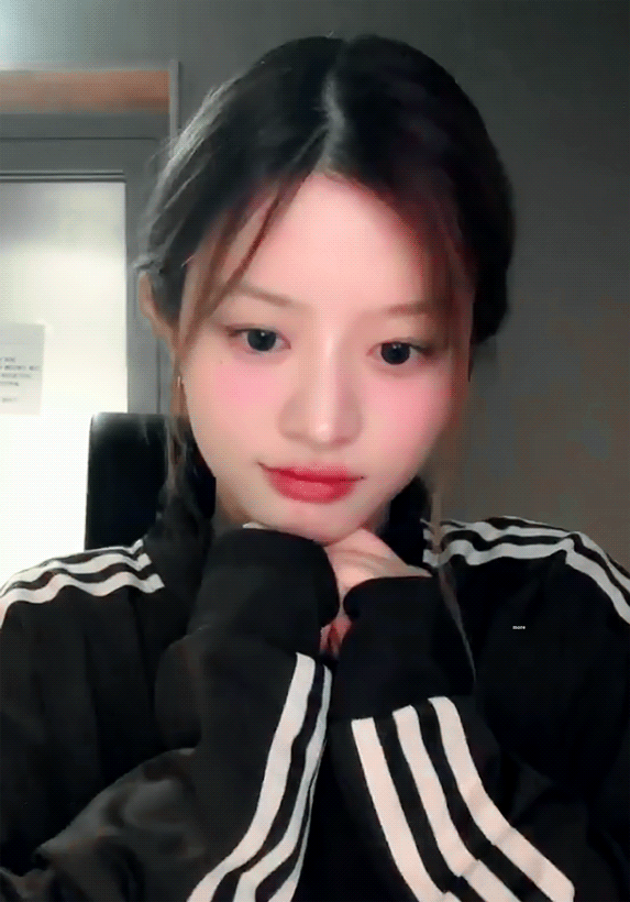 Behind-the-scenes cut of Minju (ILLIT)