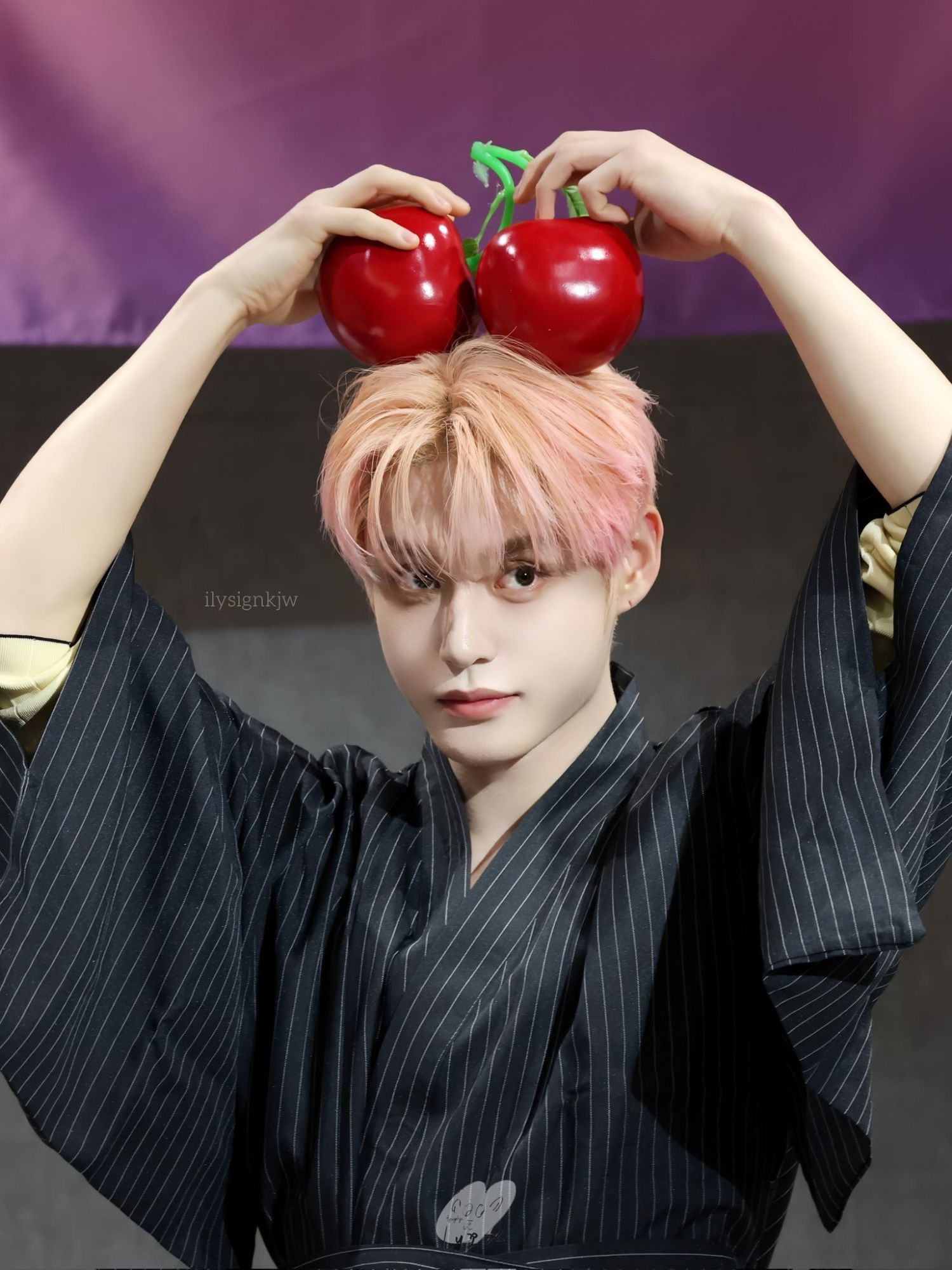 Behind-the-scenes cut of Kim Jiwoong (ZEROBASEONE)