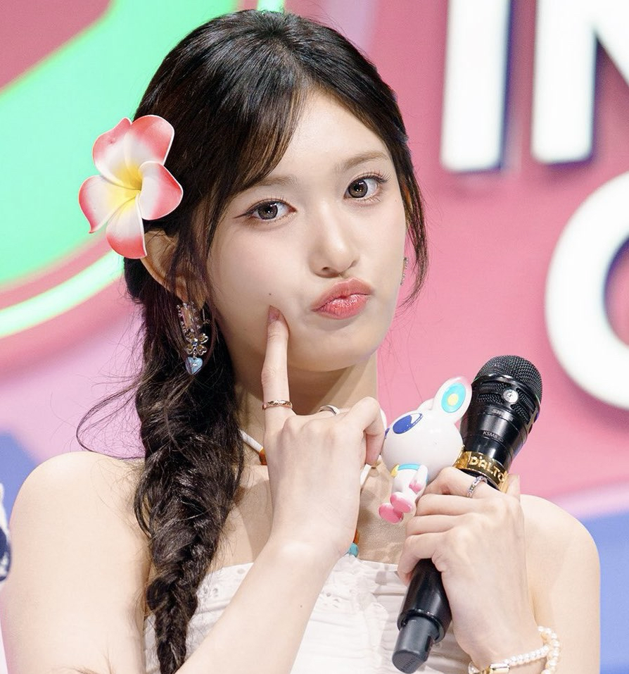 Trending idol content in the community