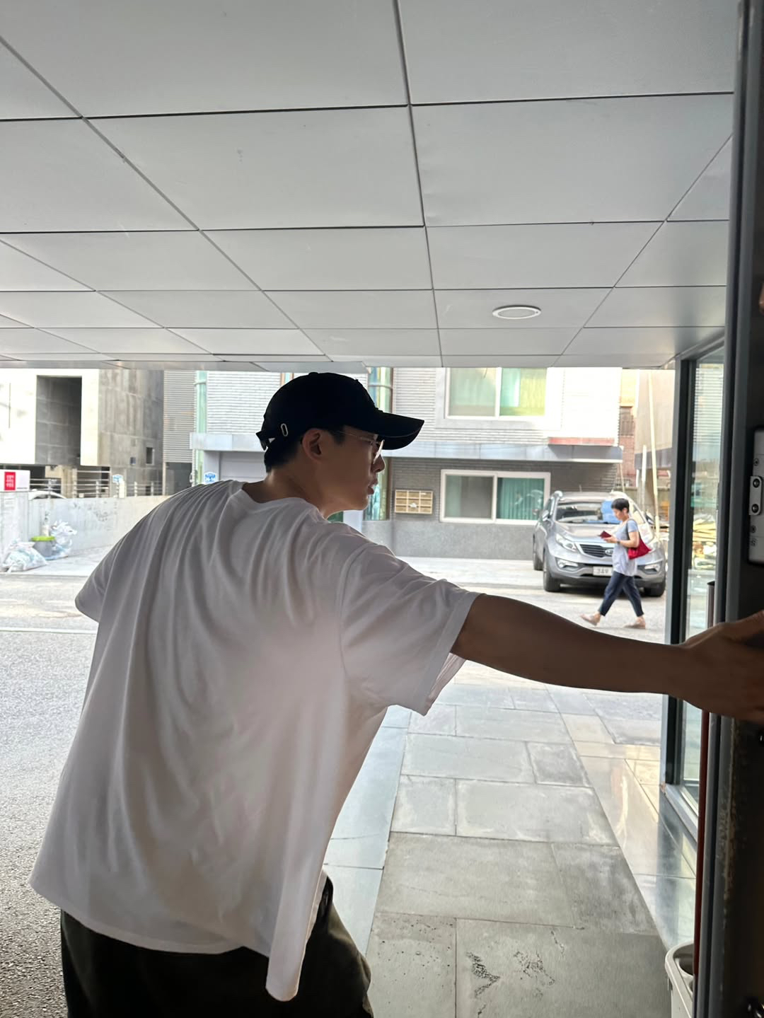 Behind-the-scenes cut of BOBBY (iKON)