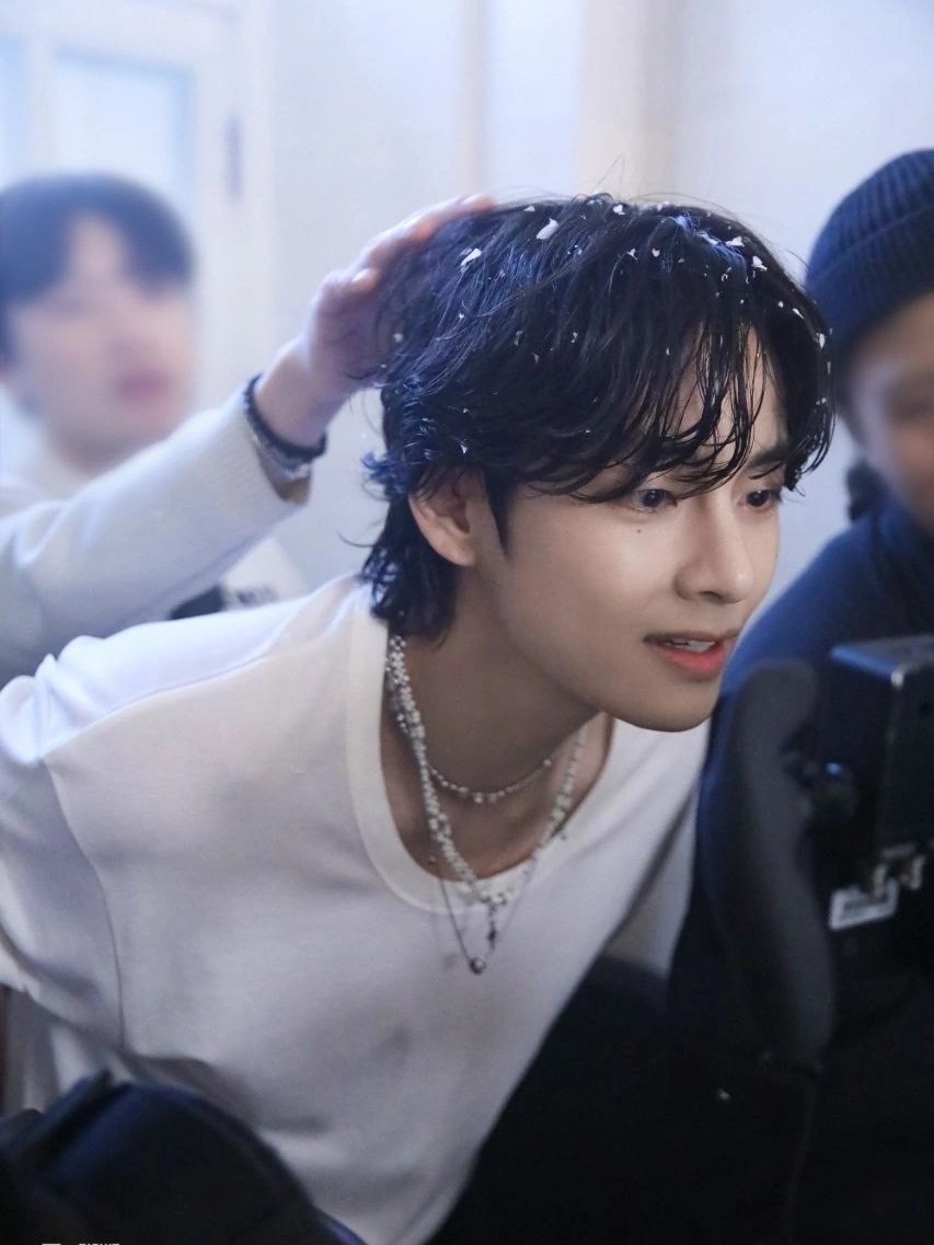 뷔 (방탄소년단)의 최신 사진