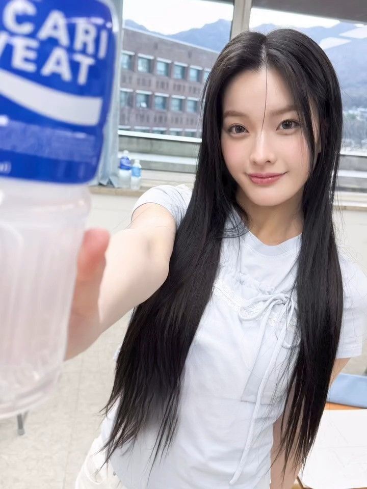 Behind-the-scenes cut of Iroha (ILLIT)