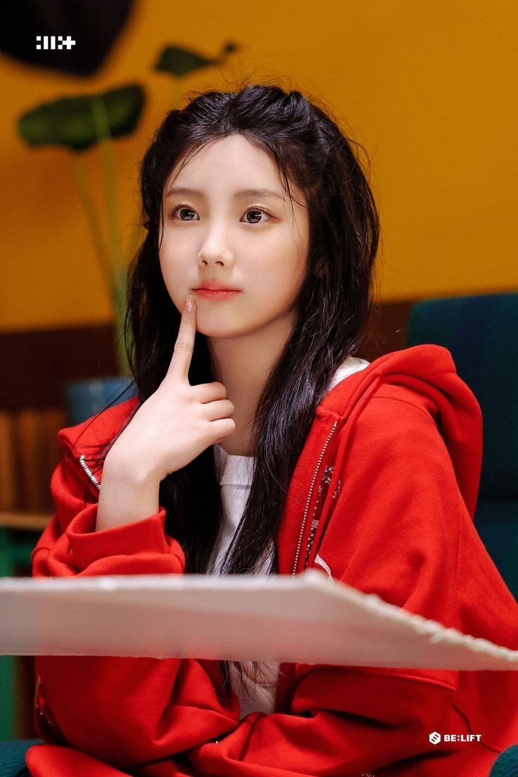 Behind-the-scenes cut of Wonhee (ILLIT)