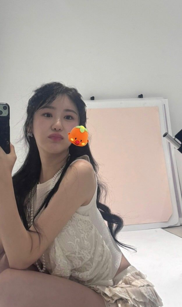 A moment captured by Lee Chaeyeon's fan
