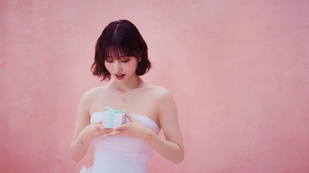 Behind-the-scenes cut of Momo (TWICE)