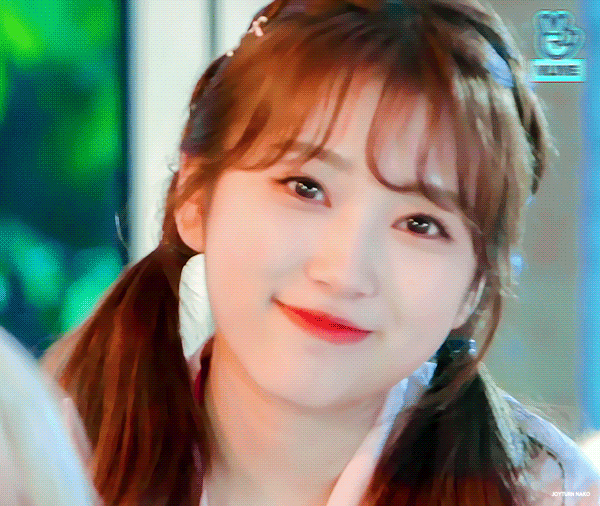 A moment captured by Yabuki Nako's fan
