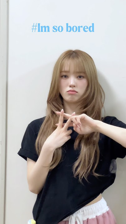 Behind-the-scenes cut of Rio (NiziU)