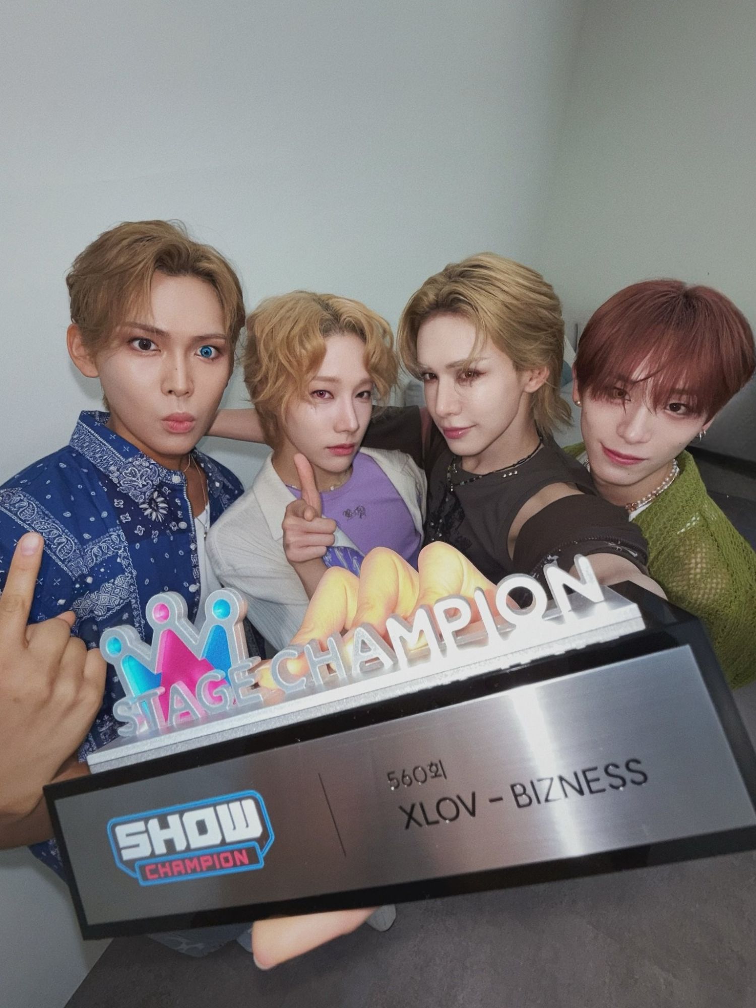 A moment captured by XLOV's fan