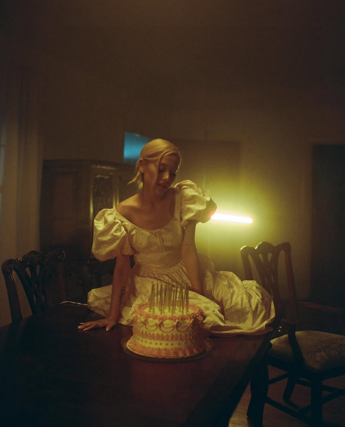 Behind-the-scenes cut of Ariana Grande