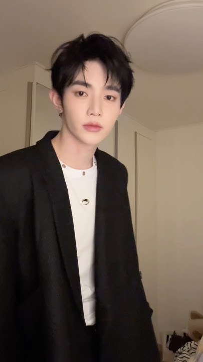 Fandom-recommended wallpaper image of Zhang Hao (ZEROBASEONE)