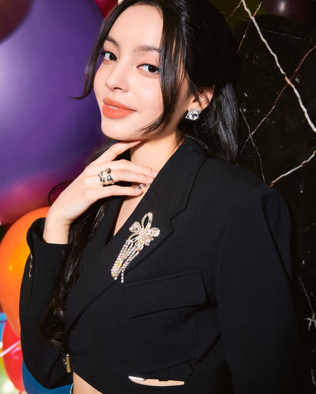A moment captured by GIRLSET's fan