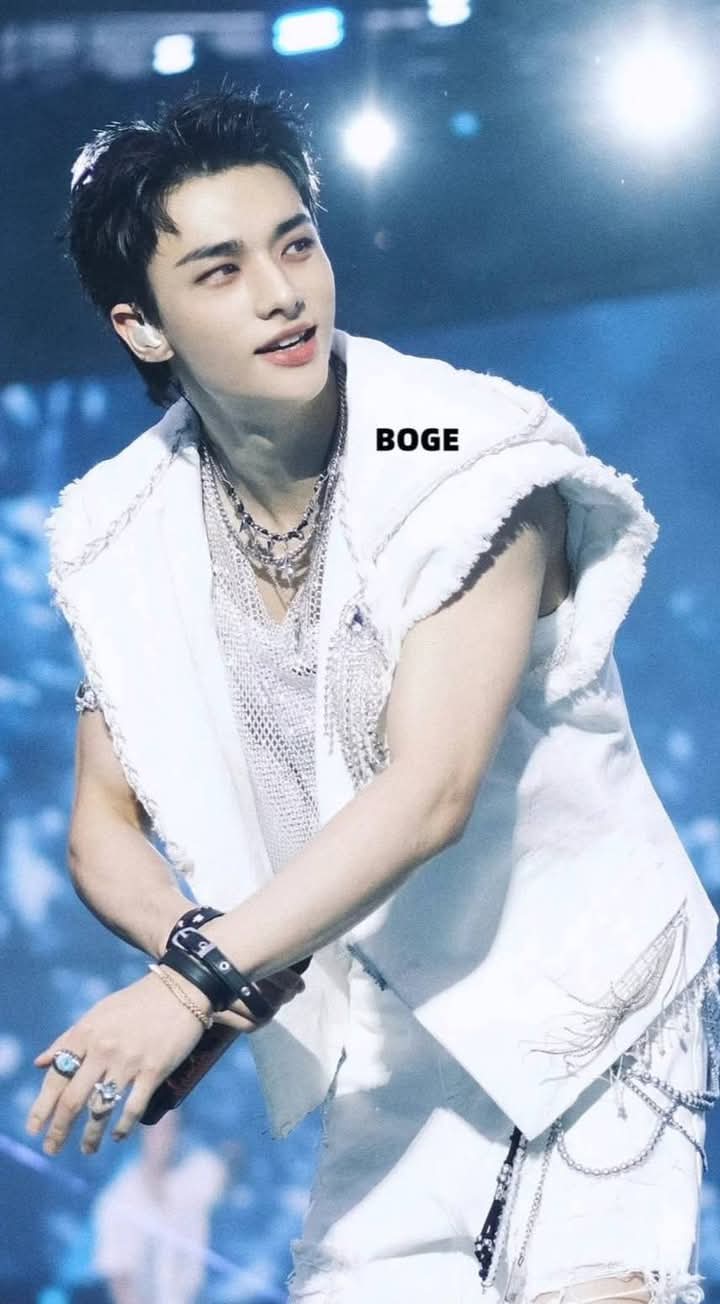 Fan-made special wallpaper for Hyunjin (Stray Kids)