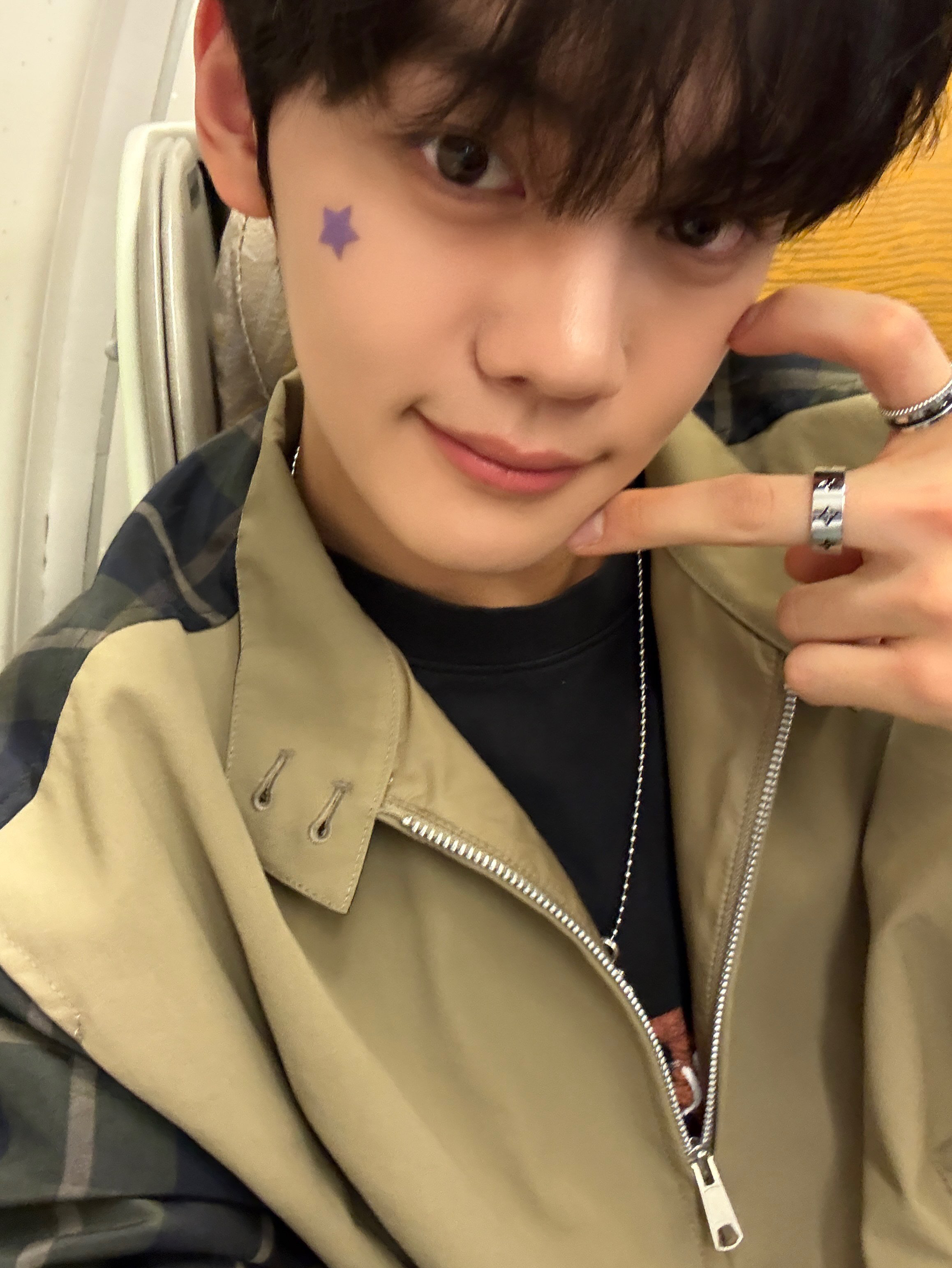 A moment captured by Kim Gyuvin (ZEROBASEONE)'s fan