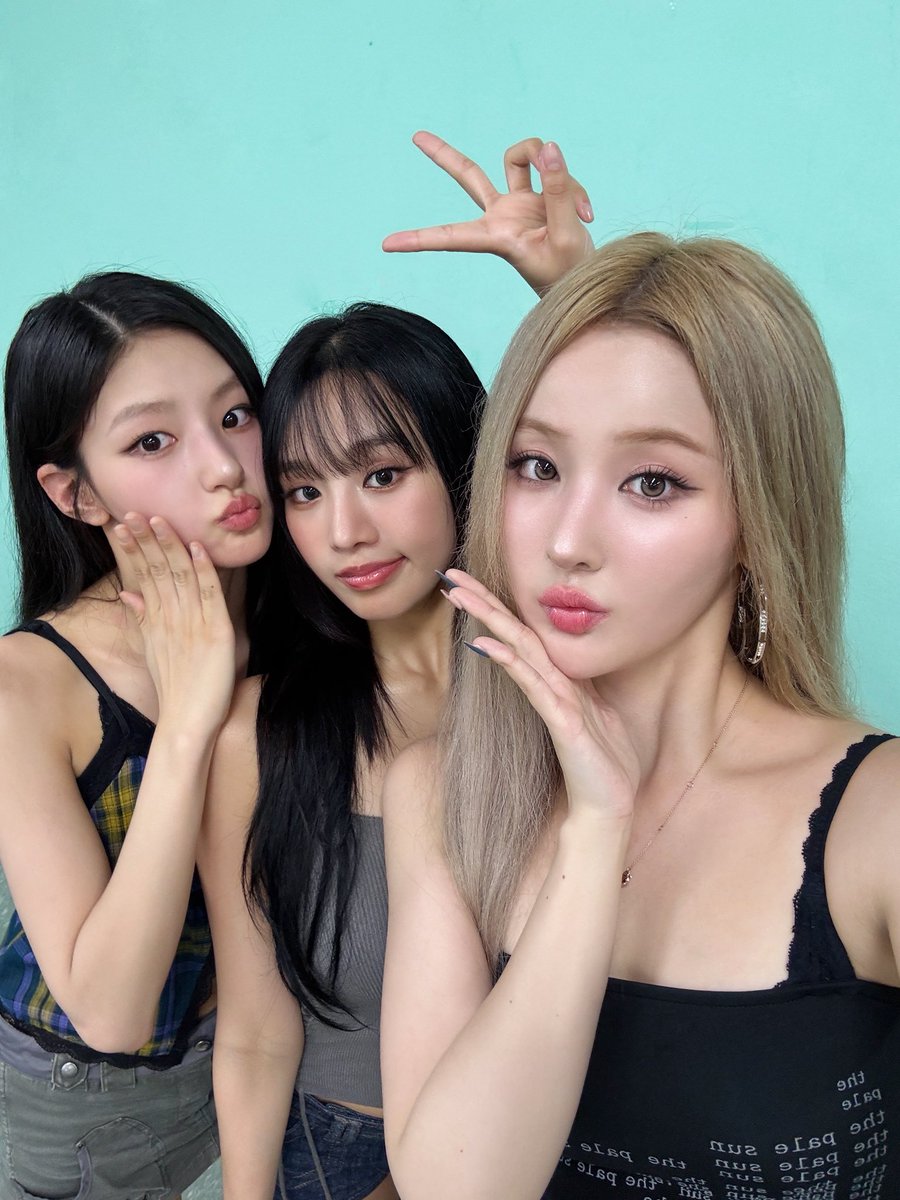 Behind-the-scenes cut of KISS OF LIFE