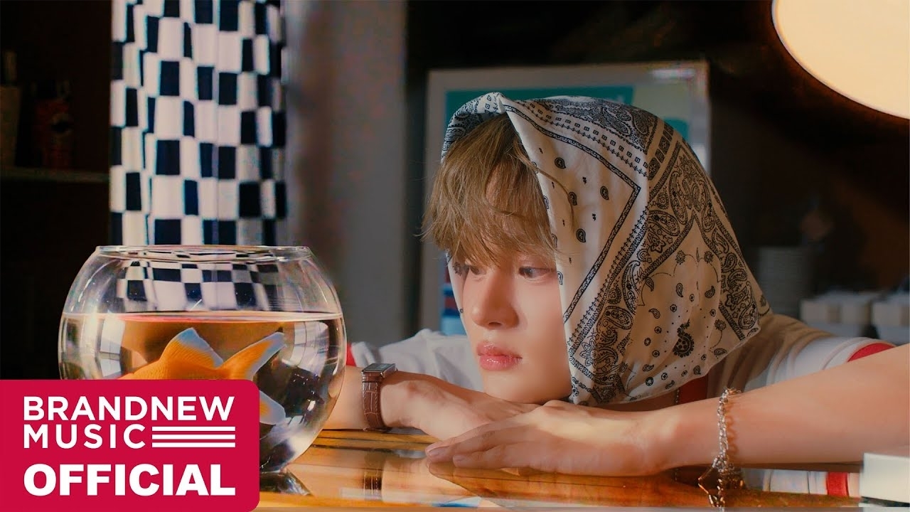 A moment captured by Lee Daehwi (AB6IX)'s fan