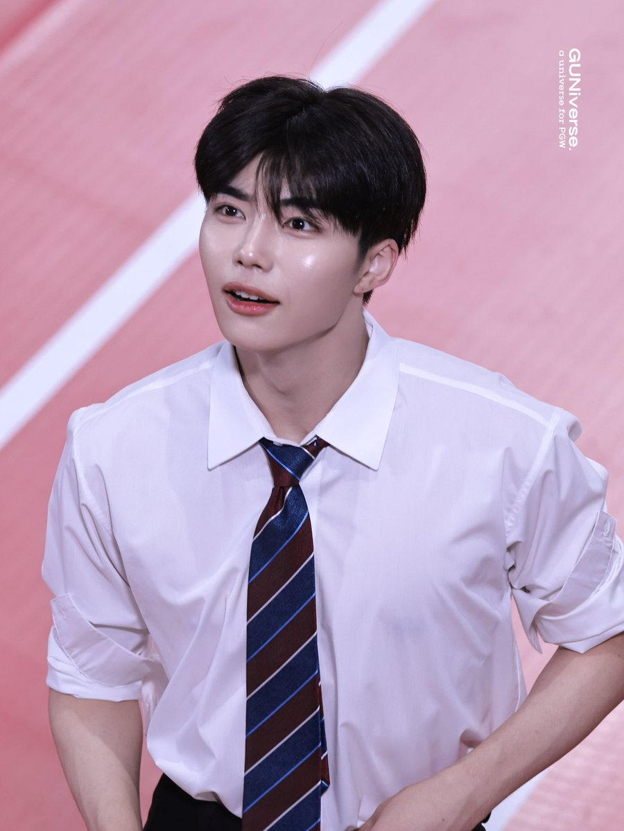 A moment captured by Park Gunwook (ZEROBASEONE)'s fan