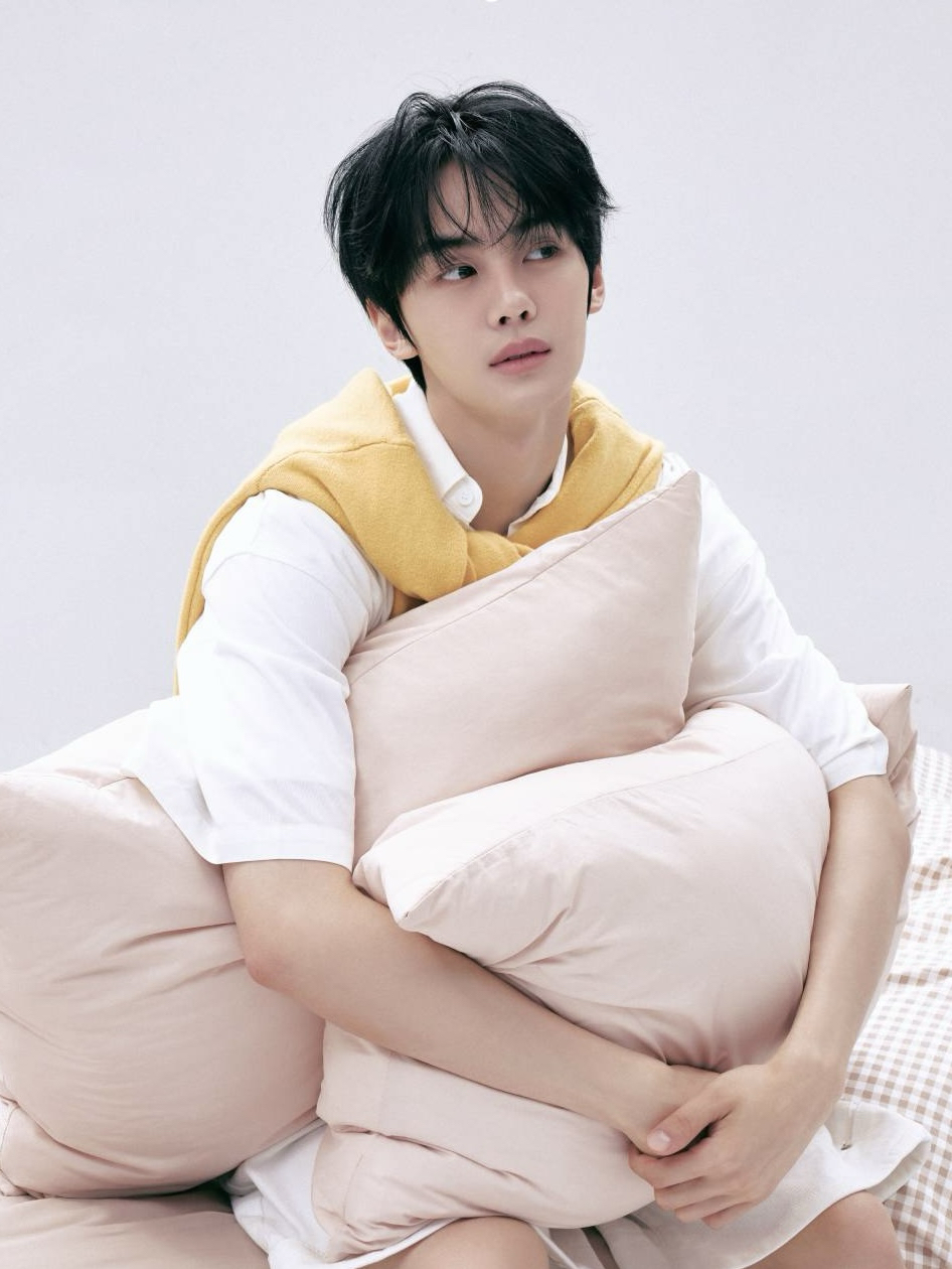 Latest photo of Kim Gyuvin (ZEROBASEONE)