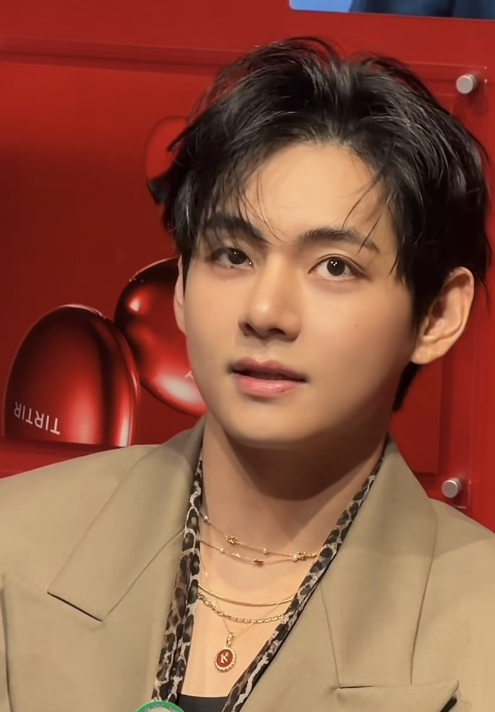 Latest photo of V (BTS)