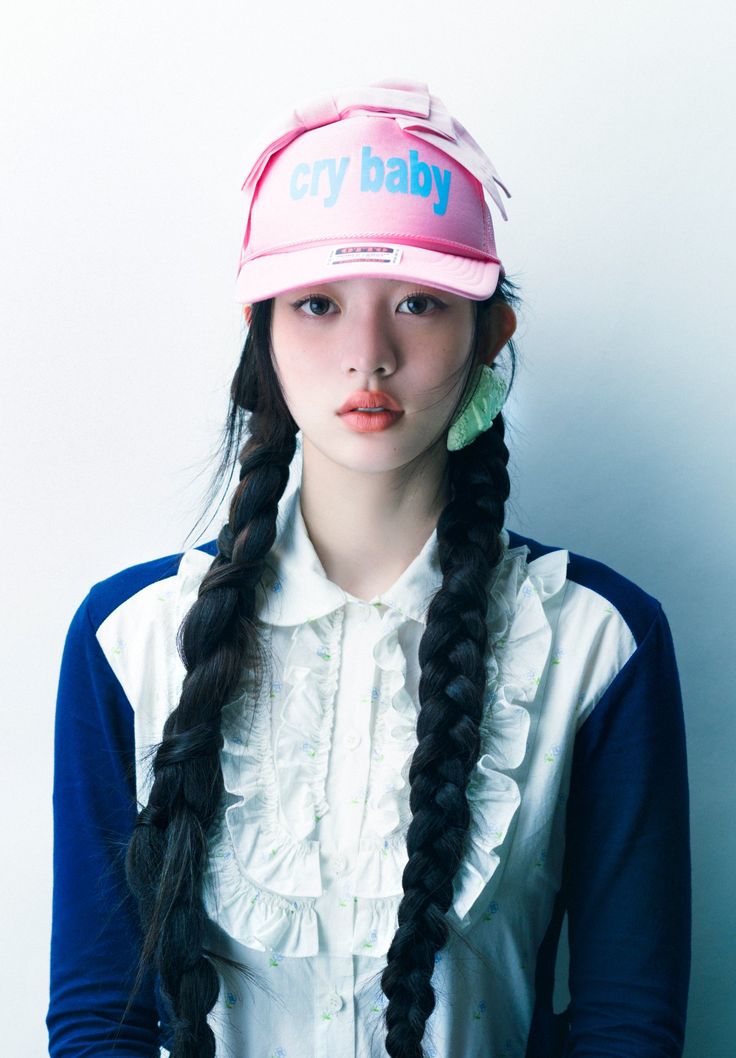 Behind-the-scenes cut of ILLIT