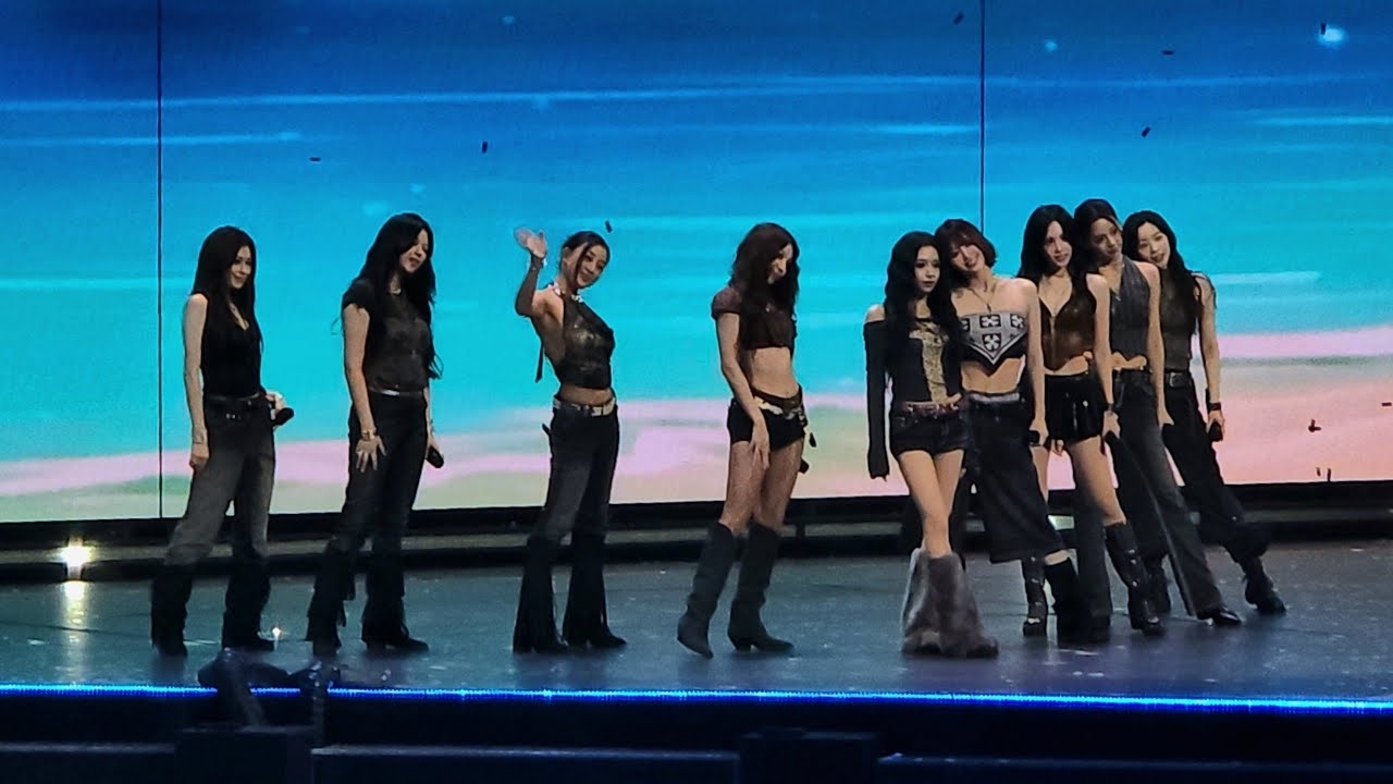 Behind-the-scenes cut of Mina (TWICE)