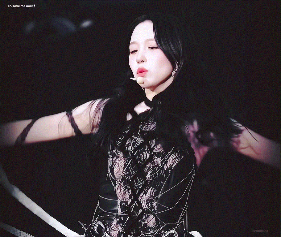 Behind-the-scenes cut of Mina (TWICE)