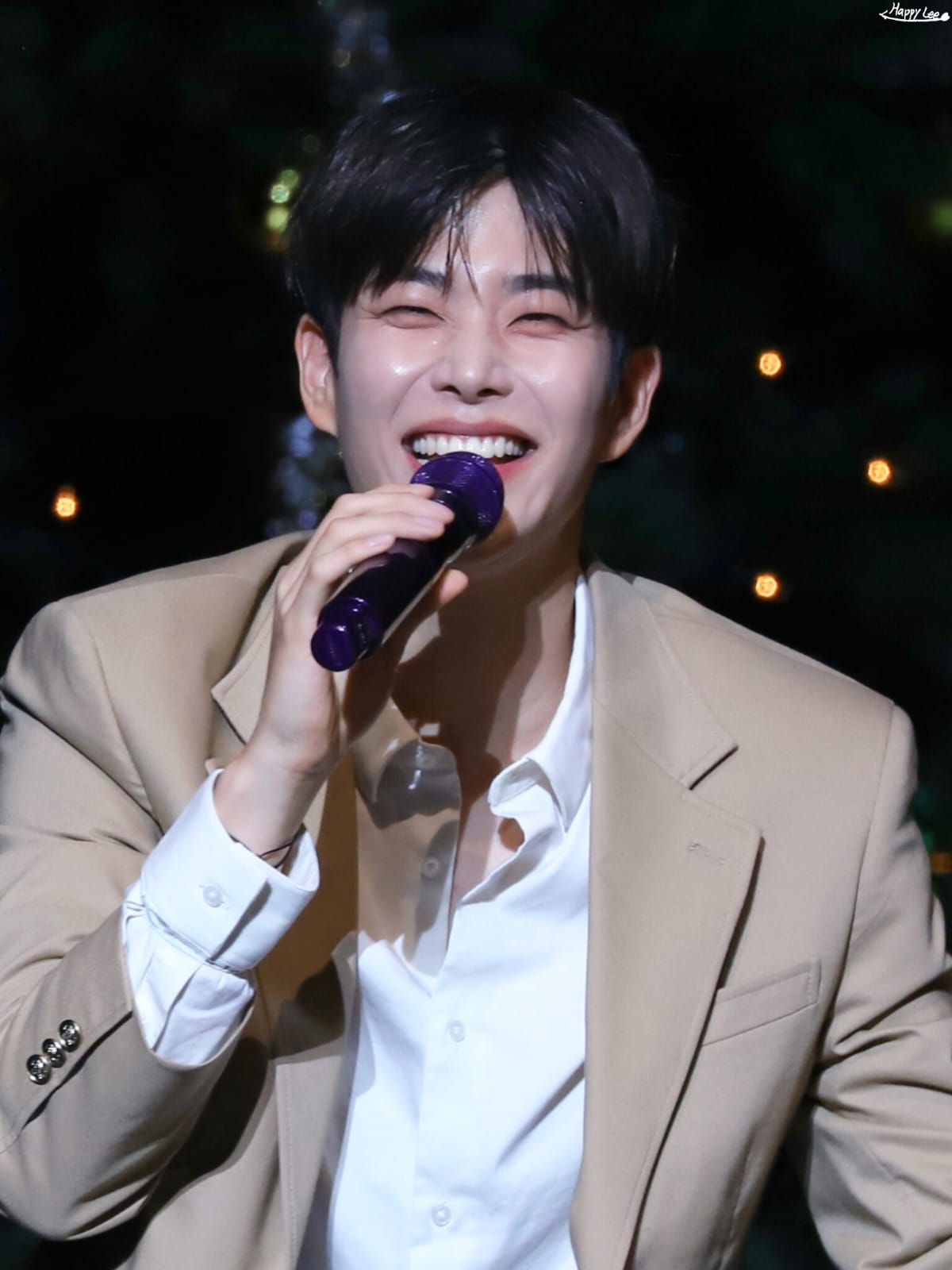 아스트로의 최신 사진