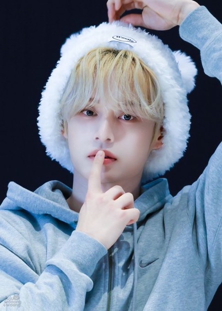 Behind-the-scenes cut of Kim Jiwoong (ZEROBASEONE)