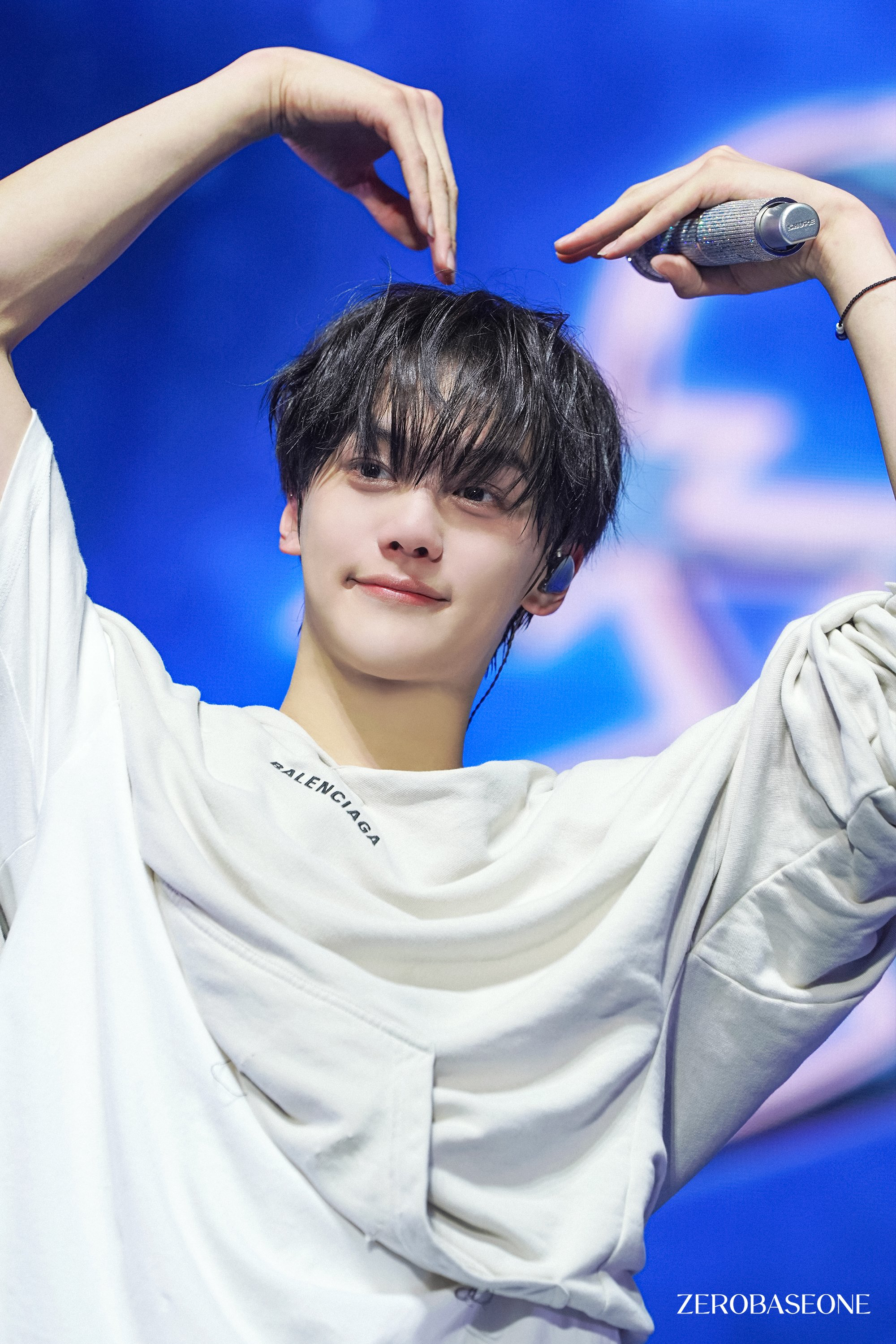 Recent activity shot of Kim Gyuvin (ZEROBASEONE)