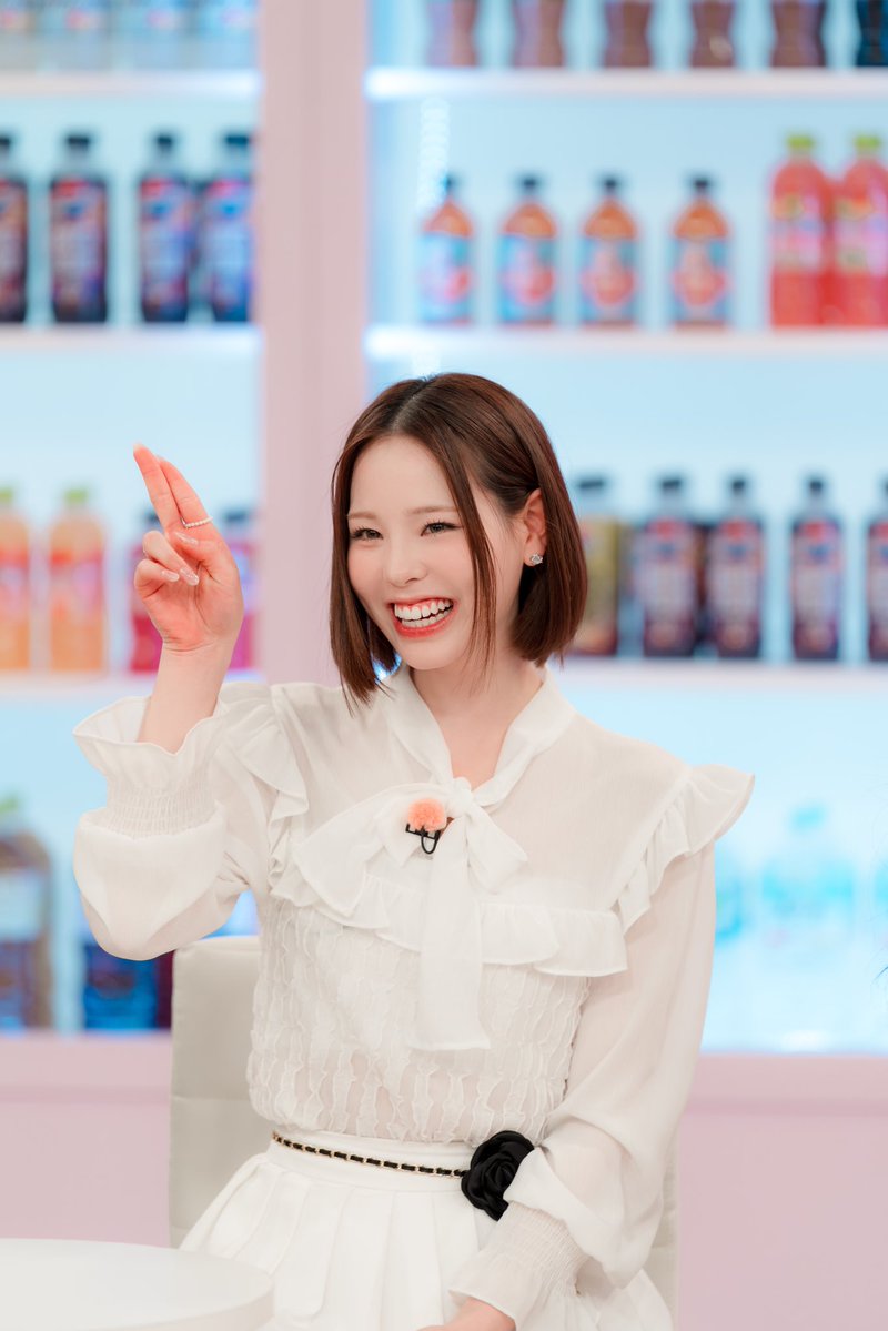 Behind-the-scenes cut of NiziU