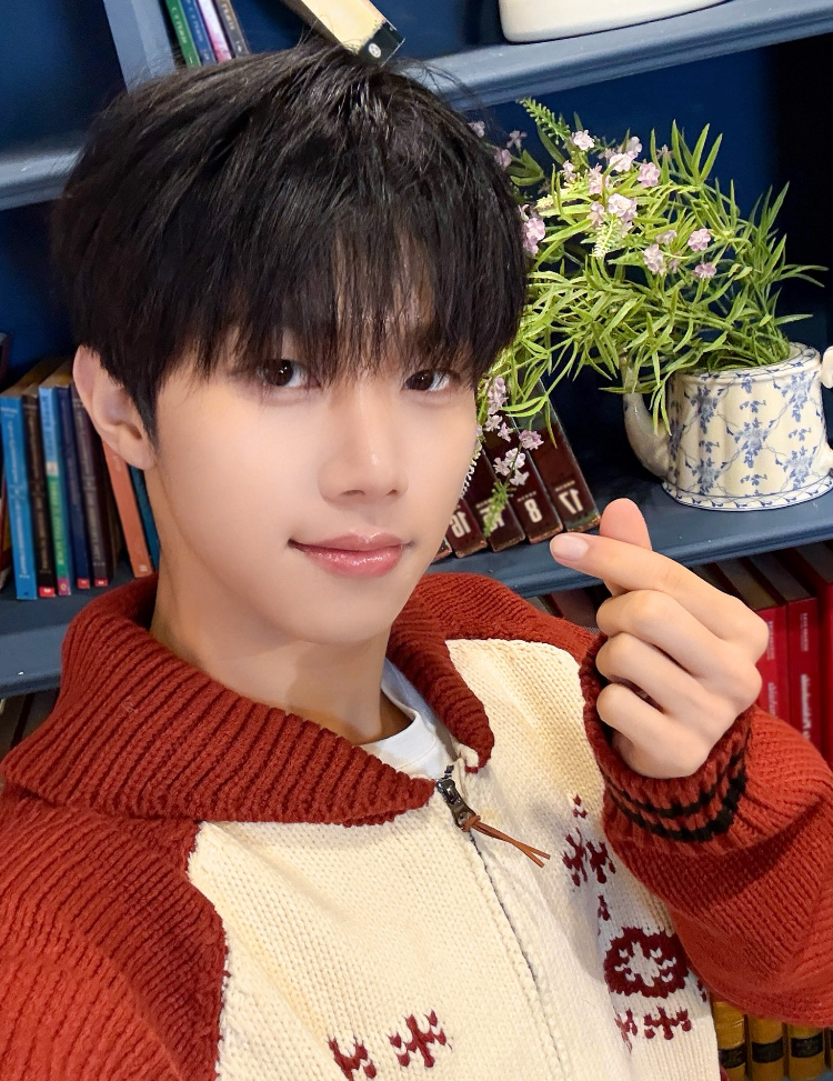 Behind-the-scenes cut of Hyunwoo (Xikers)