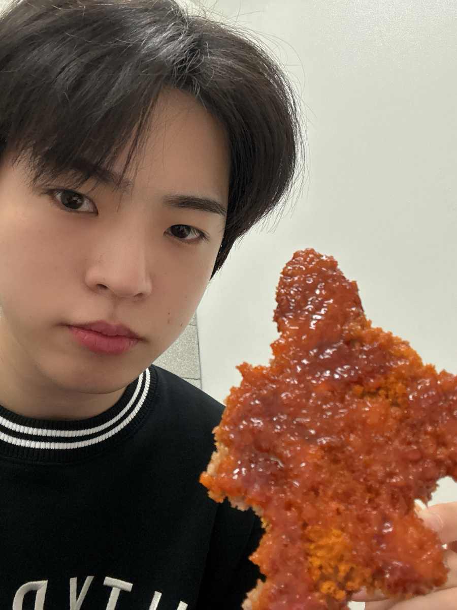 Behind-the-scenes cut of Hyojin (ONF)