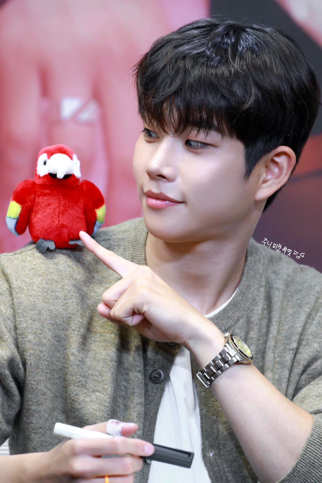 Behind-the-scenes cut of MJ (ASTRO)