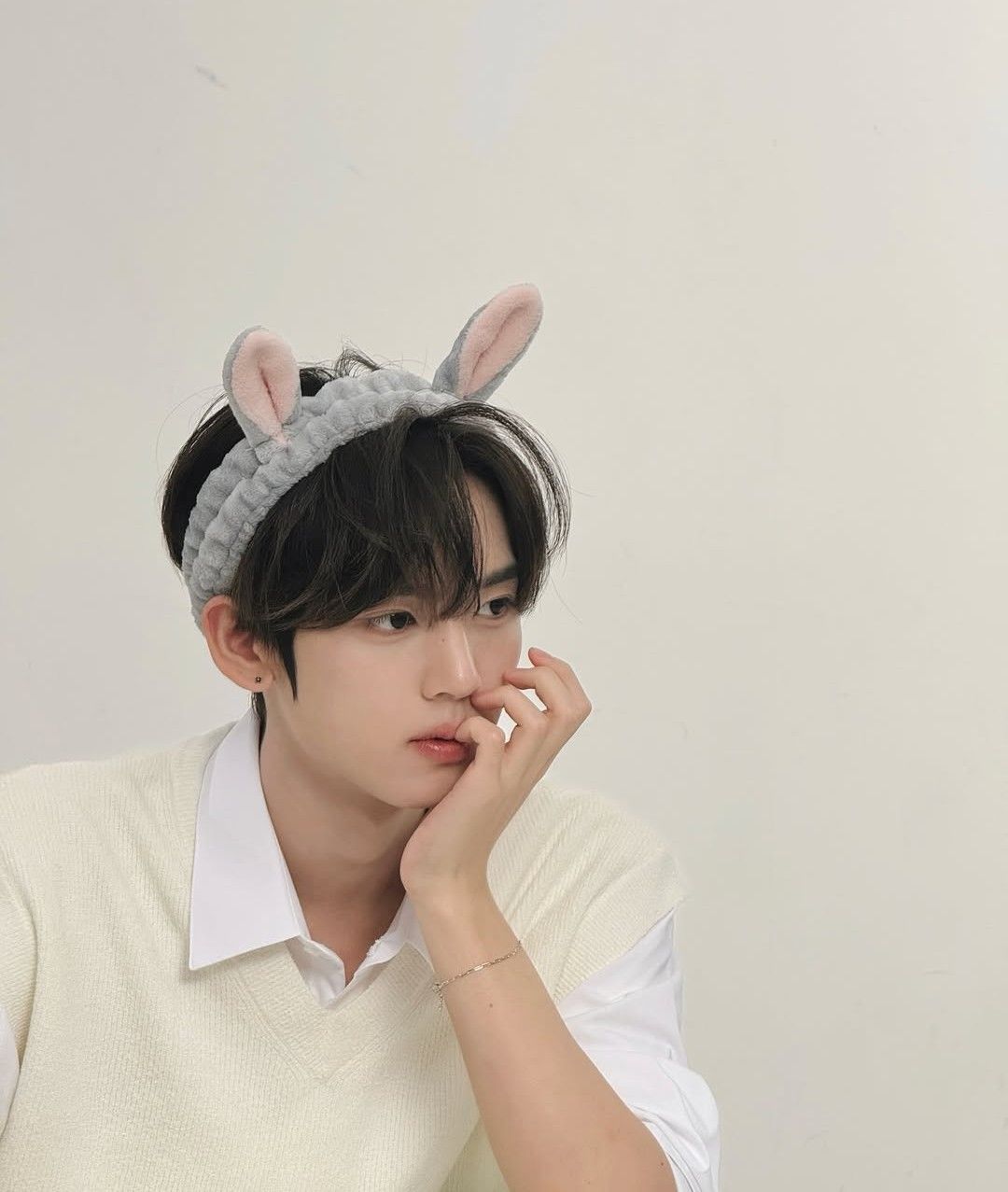 Recent activity shot of Han Yujin (ZEROBASEONE)