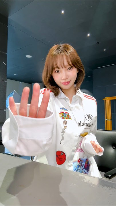 Latest photo of Kim Chaewon (LE SSERAFIM)