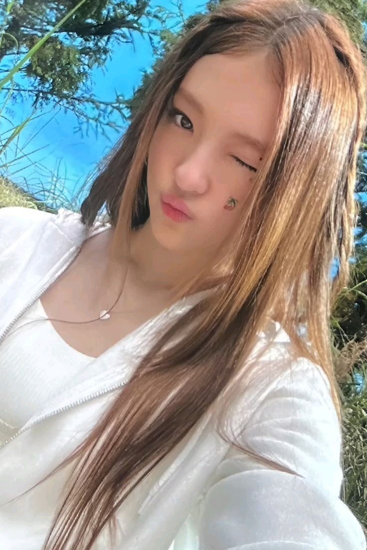 Ella (MEOVV)的幕後花絮