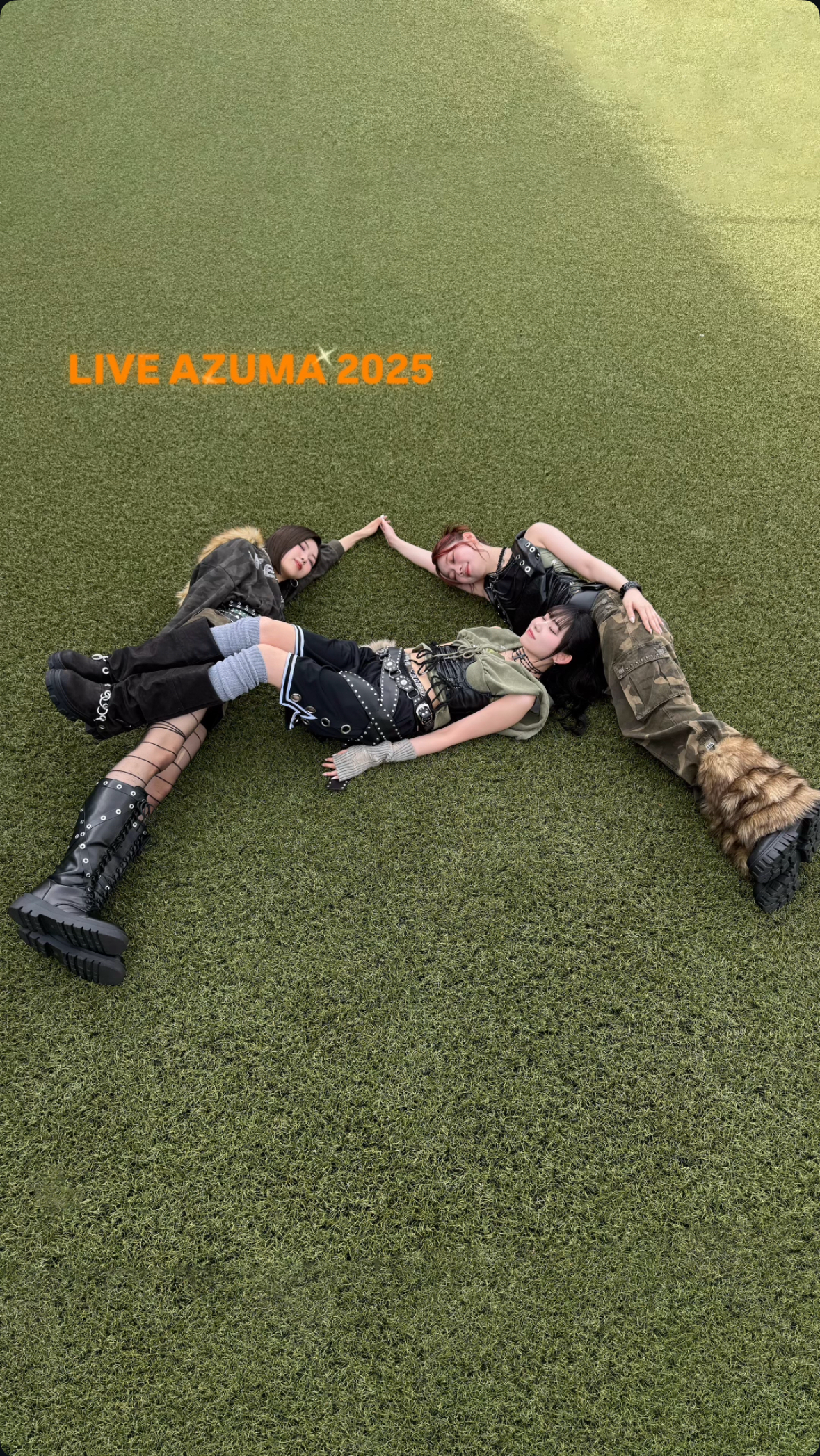 A moment captured by IS:SUE's fan