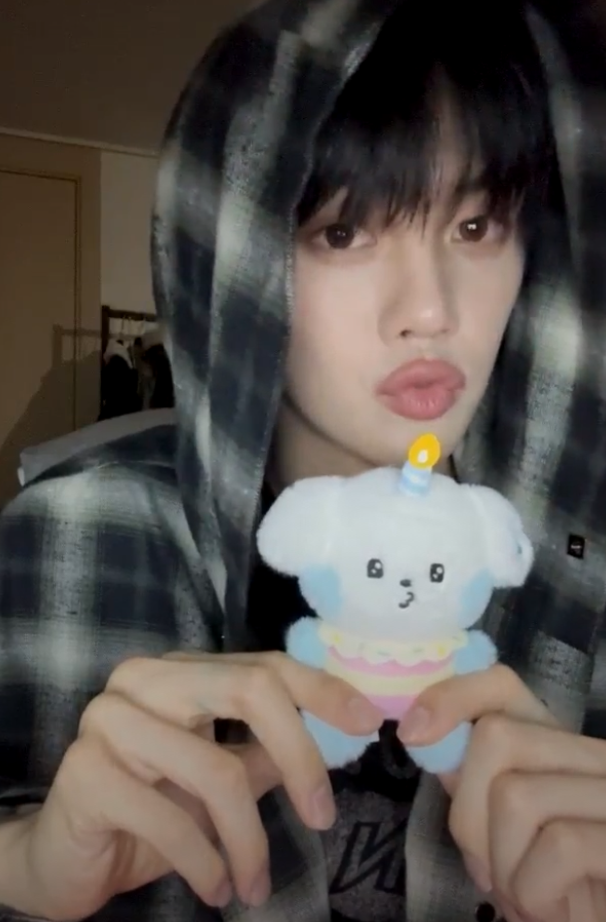 Latest photo of Kim Gyuvin (ZEROBASEONE)