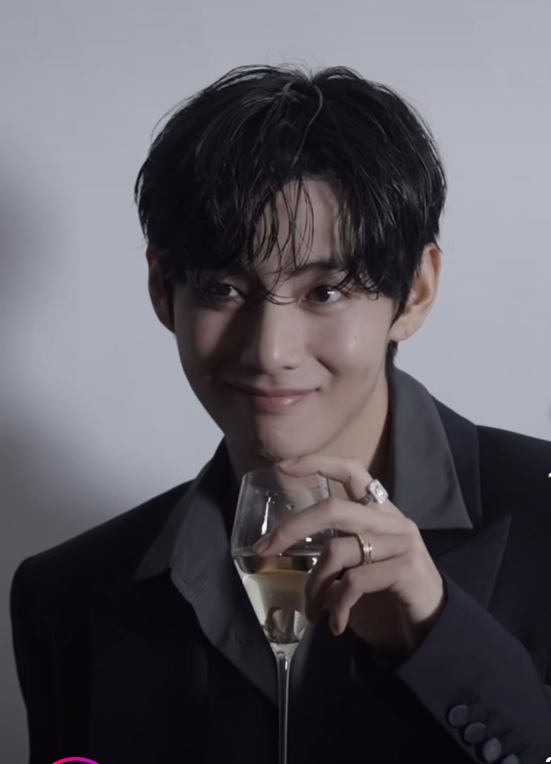 V (BTS)の舞台裏ショット