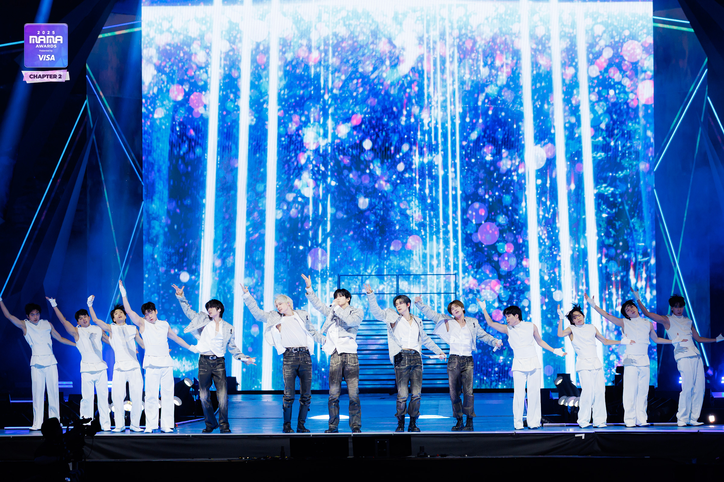 투모로우바이투게더의 비하인드 컷