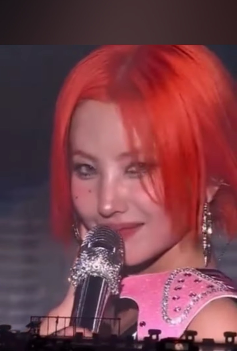 A moment captured by i-dle's fan
