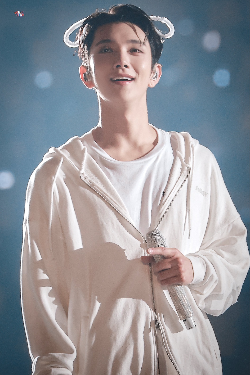 A moment captured by Joshua (SEVENTEEN)'s fan