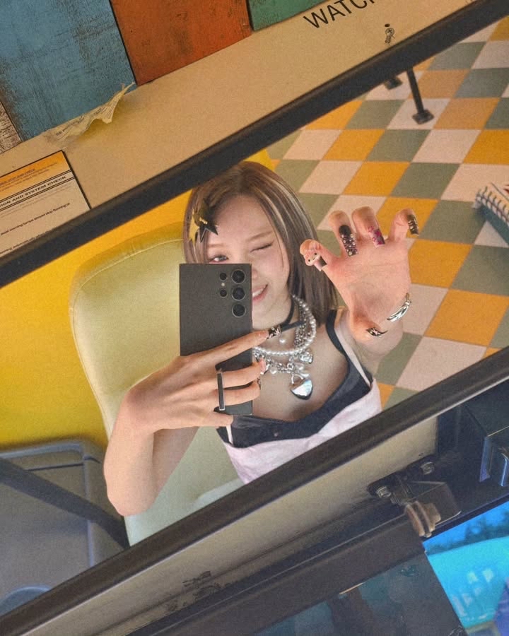 A moment captured by Kim Chaewon (LE SSERAFIM)'s fan
