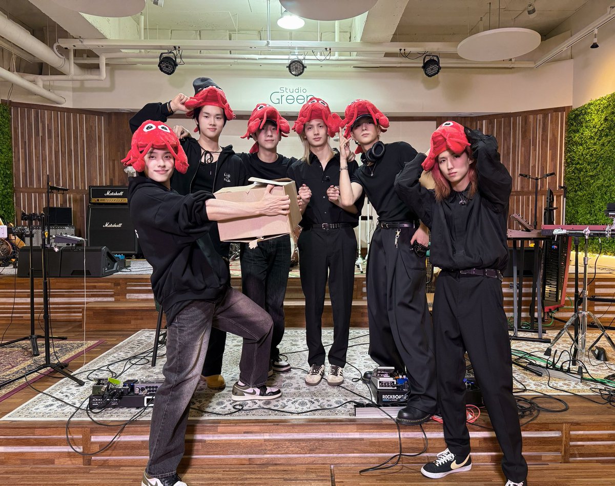 Behind-the-scenes cut of Xdinary Heroes