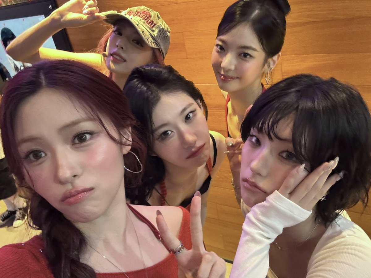 Behind-the-scenes cut of ITZY