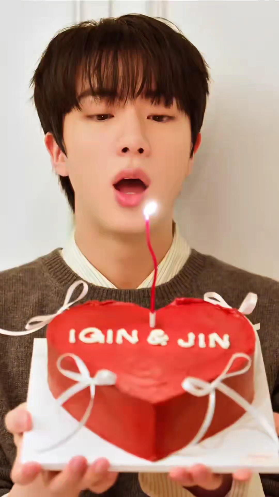 Fandom-recommended wallpaper image of Jin (BTS)