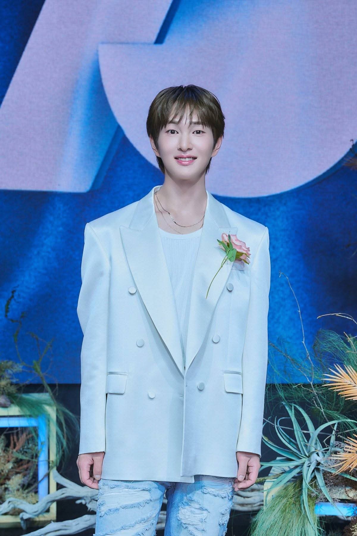 最終価格　出品数少ない SHINee ONEW ユニフォーム おまけ付き 最終価格 出品数少ない SHINee ONEW ユニフォーム おまけ付き