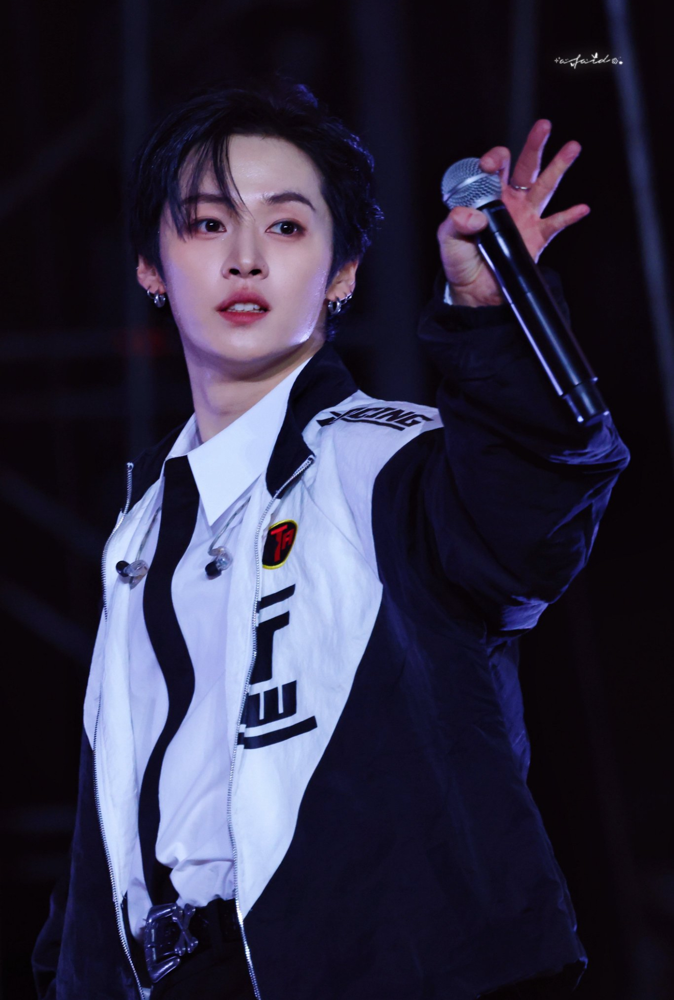 Latest photo of Lee Know (Stray Kids)