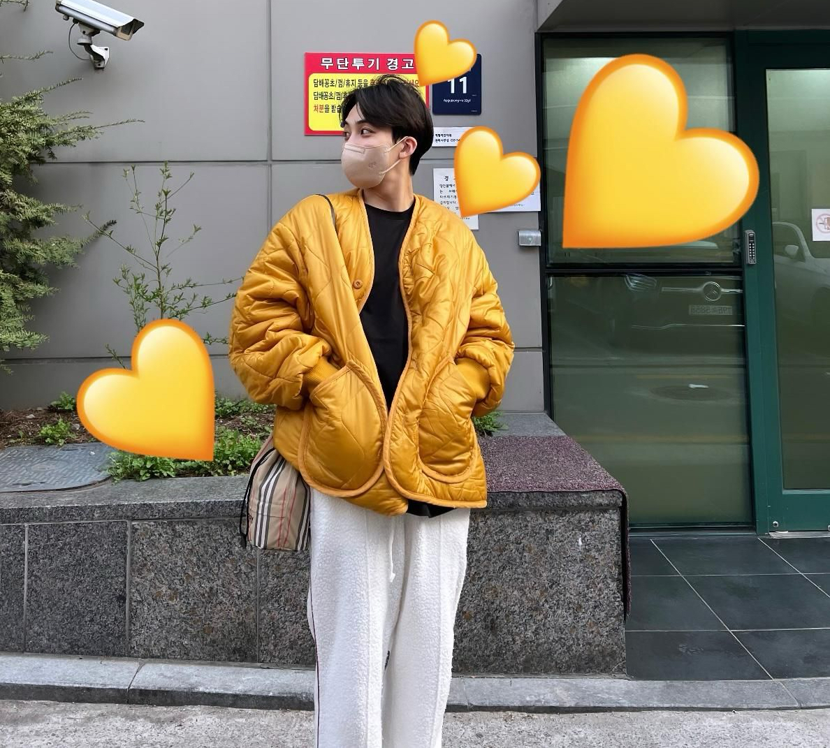 A moment captured by Jeonghan (SEVENTEEN)'s fan