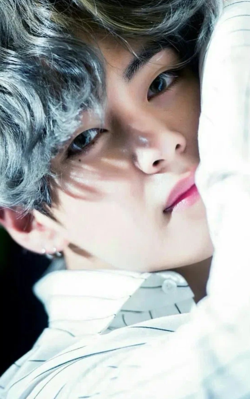 Latest photo of V (BTS)